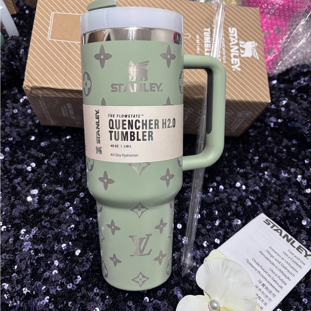 Stanley Sage Green Patterned Quencher H2.0 Tumbler with Handle